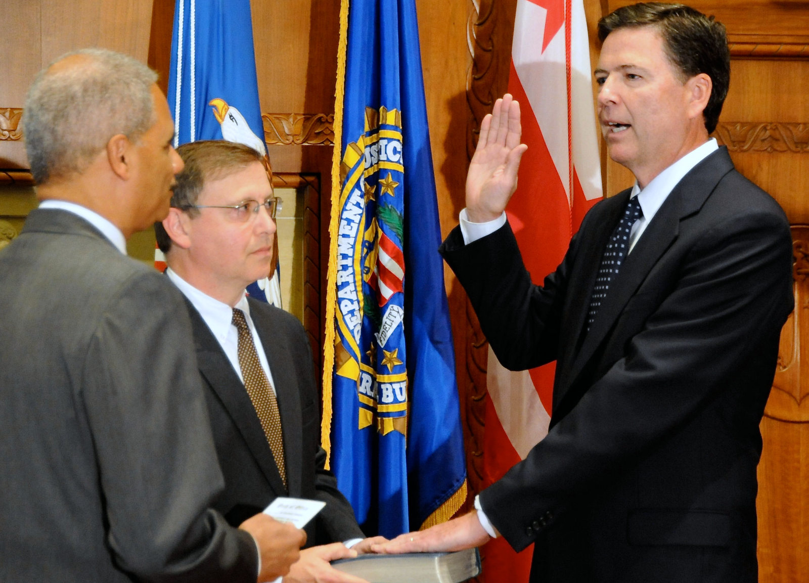 comeyswornin09041301pop.jpg